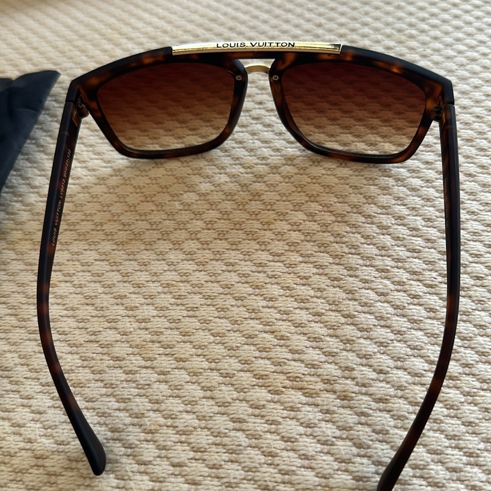 Luxury fashion ladies sunglasses 😎 🆕 - Picture 2 of 6